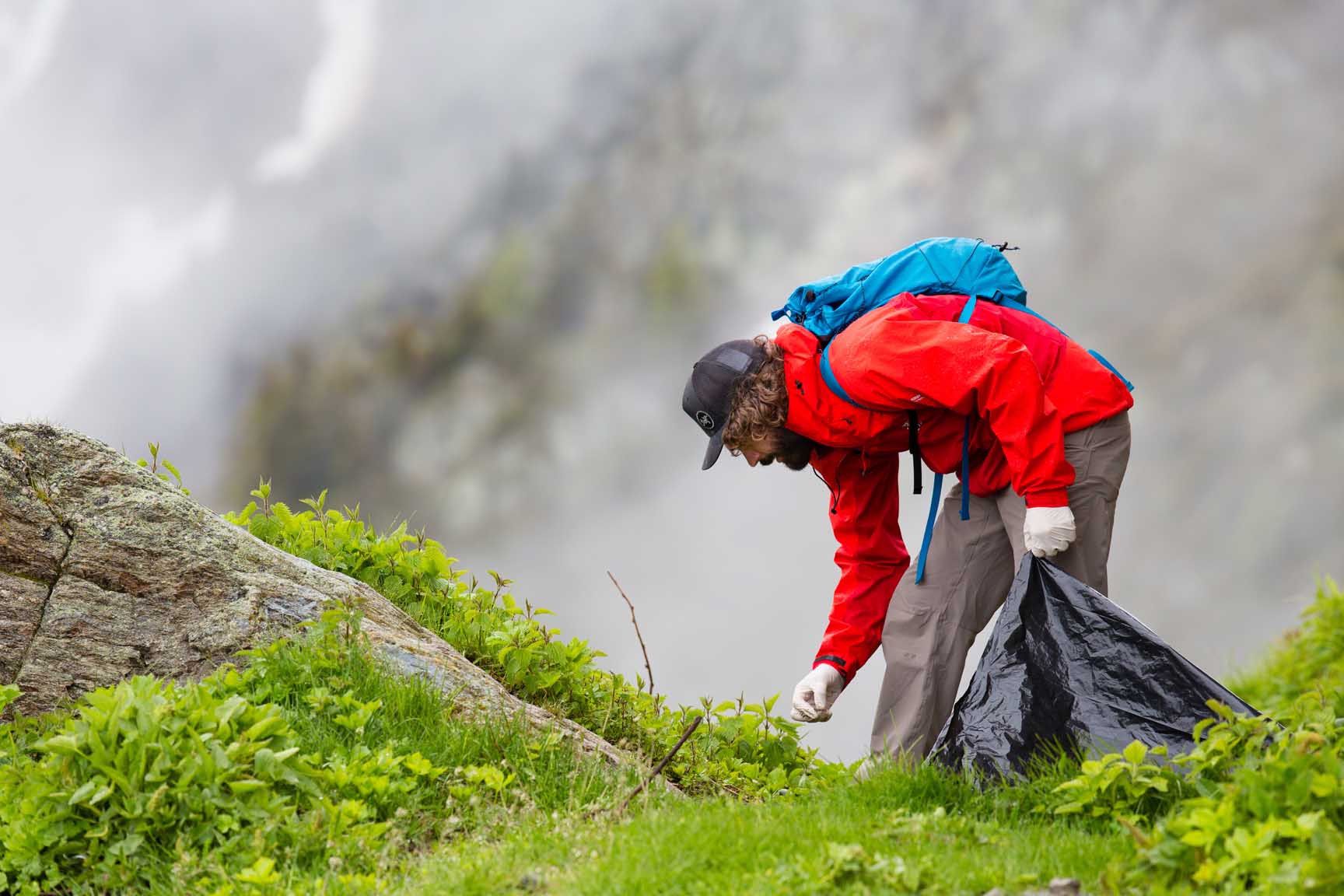 CHAMONIX GRIMPER POUR NETTOYER LA MER DE GLACE