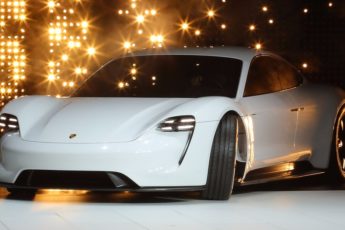 La nouvelle Porsche électrique pourrait bien donner une leçon à Tesla !