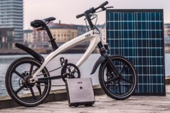 un vélo à assistance électrique dont la batterie se recharge à l'énergie solaire