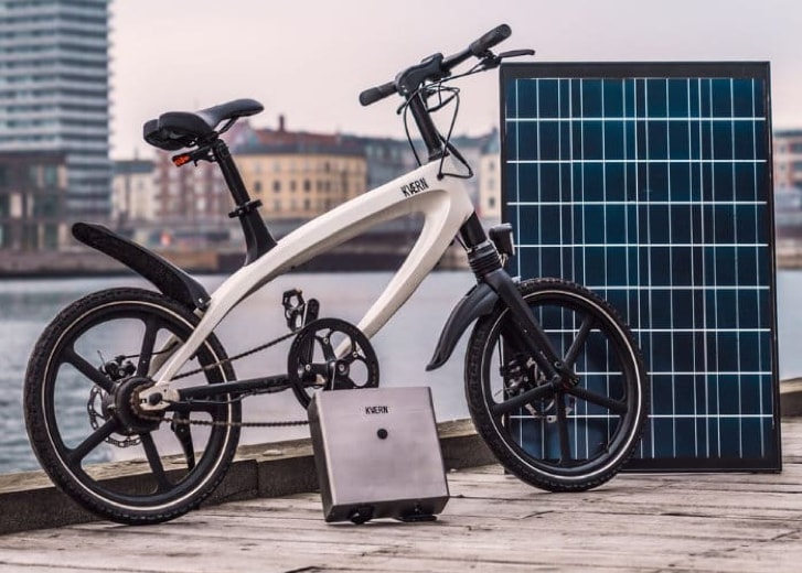 un vélo à assistance électrique dont la batterie se recharge à l'énergie solaire