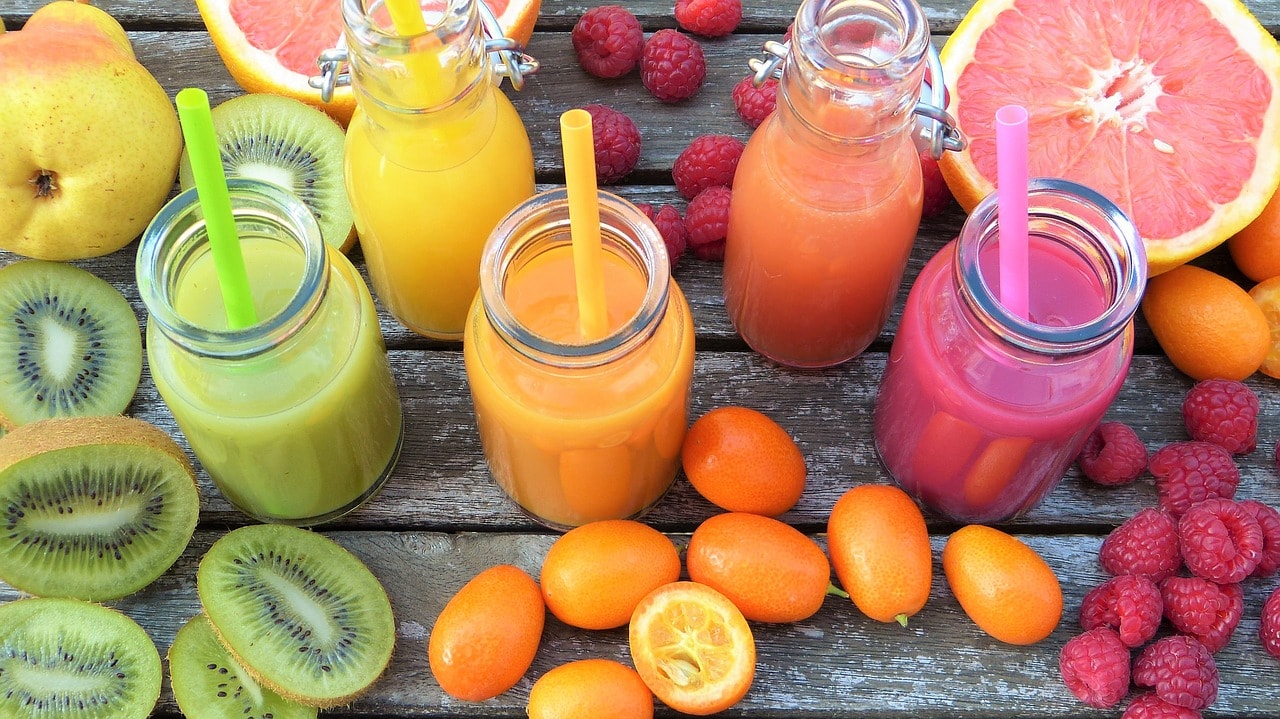 magnifiques flacons avec smoothies