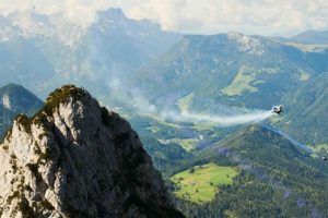 vol de la wingsuit électrique de BMW dans les alpes