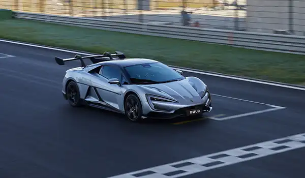 Hypercar Yangwang U9 sur circuit