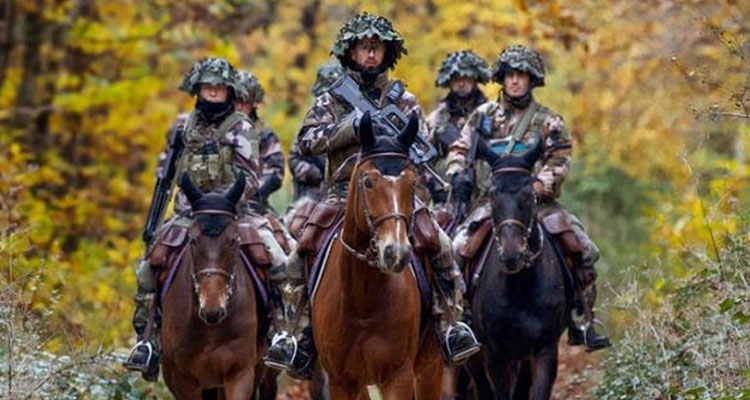 Cavaliers de la Garde républicaine patrouillant à cheval dans les bois